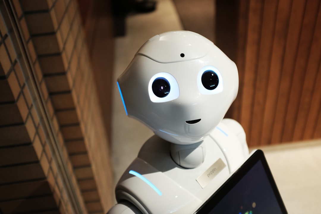 Um robô chamado Pepper segurando um iPad