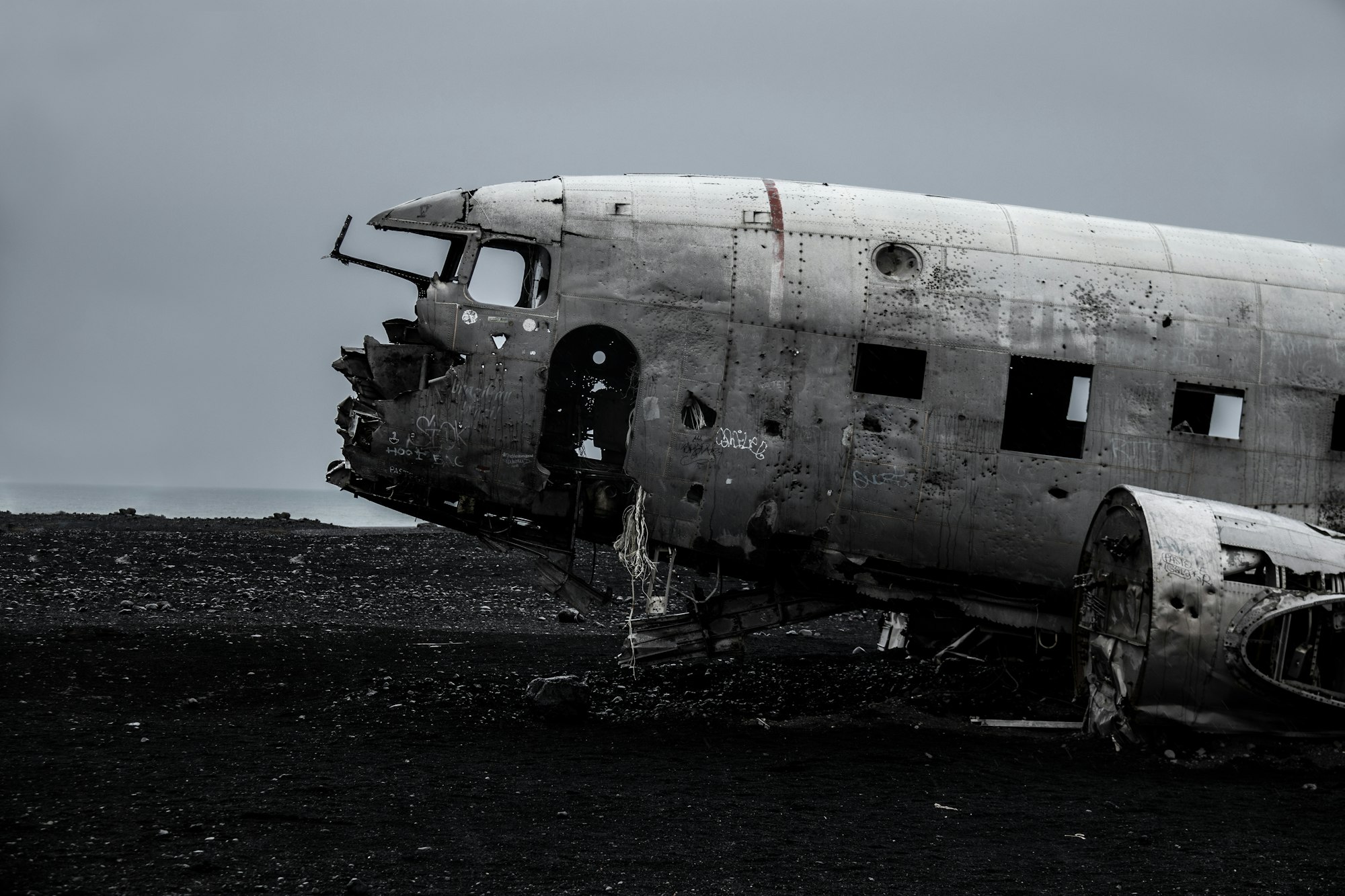 Foto de avião quebrado na praia